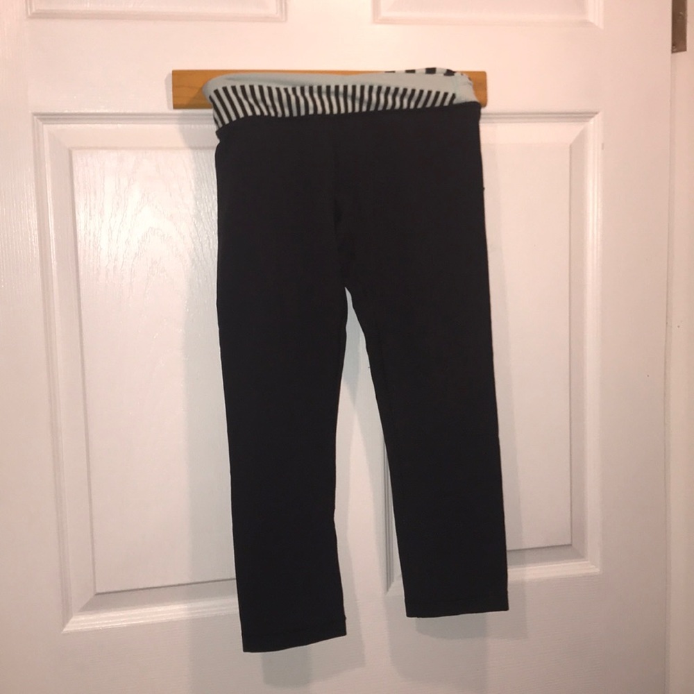 lulu lemon capri legging with patterned waistband